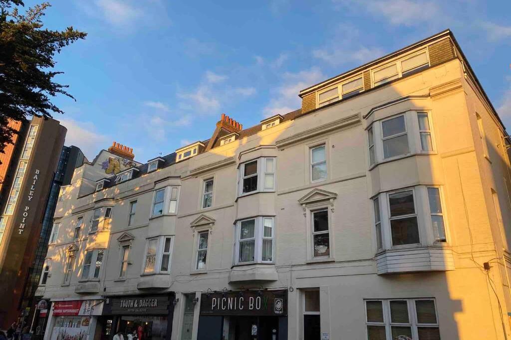 Apartamento The Lansdowne Hideaway - Brought To You By Coastline Retreats - Newly Refurbished Town Centre, Close To Beach, Large Jet Bath With Tv, Netflix, Swing And Parking Included Bournemouth Exterior foto