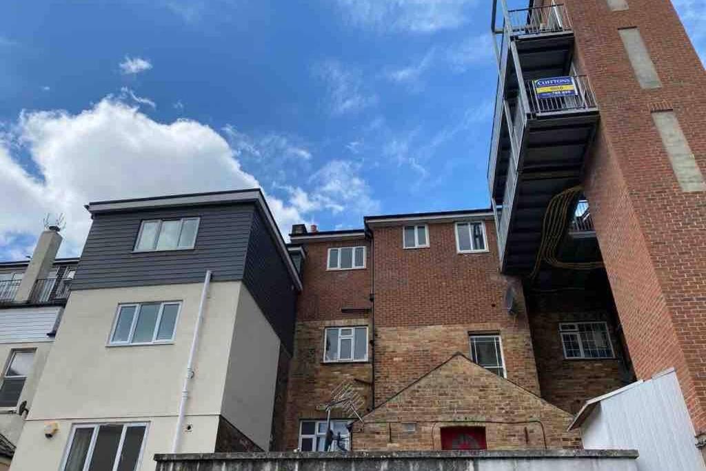 Apartamento The Lansdowne Hideaway - Brought To You By Coastline Retreats - Newly Refurbished Town Centre, Close To Beach, Large Jet Bath With Tv, Netflix, Swing And Parking Included Bournemouth Exterior foto