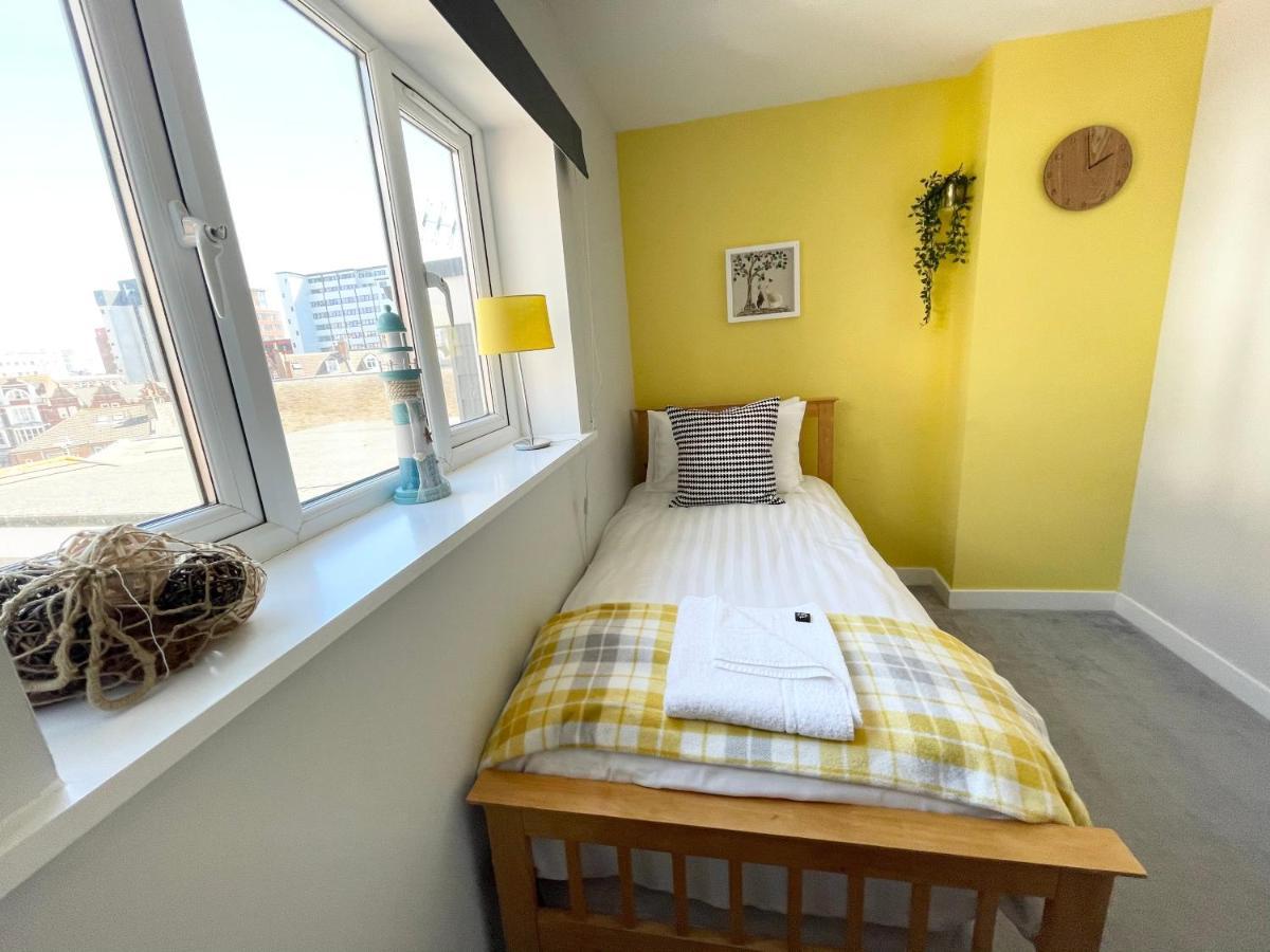 Apartamento The Lansdowne Hideaway - Brought To You By Coastline Retreats - Newly Refurbished Town Centre, Close To Beach, Large Jet Bath With Tv, Netflix, Swing And Parking Included Bournemouth Exterior foto